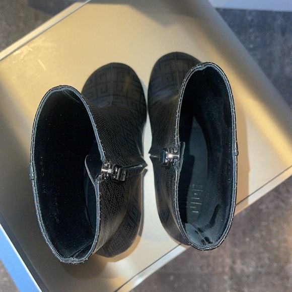 NIB GIVENCHY G CUBE BLACK ANKLE BOOTS. 39 - Picture 6 of 11